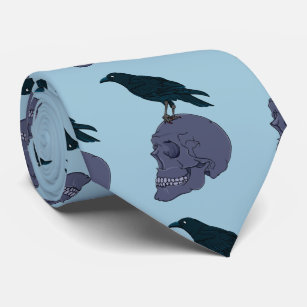 Cravate Corbeau noir sur un crâne humain gris