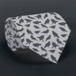 Cravate Corneilles Noires Oiseaux Gris Motif<br><div class="desc">Cette cravate à motifs est parfaite pour les amateurs d'oiseaux. Il présente des illustrations de style réaliste de corneilles en gris fusain foncé dressées contre un arrière - plan gris clair moucheté.</div>