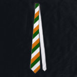 Cravate Couleurs du drapeau irlandais en bandes diagonales<br><div class="desc">Les couleurs orange, verte et blanche du drapeau irlandais sont affichées en bandes diagonales sur cette cravate patriotique irlandaise. C'est une grande cravate pour célébrer votre patrimoine irlandais à la Saint-Patrick, ou pour célébrer votre patrimoine national lors de jeux sportifs. Montrez vos couleurs avec ces rayures aux couleurs du drapeau...</div>
