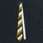 Cravate Couleurs du drapeau irlandais en bandes diagonales<br><div class="desc">Les couleurs orange, verte et blanche du drapeau irlandais sont affichées en bandes diagonales sur cette cravate patriotique irlandaise. C'est une grande cravate pour célébrer votre patrimoine irlandais à la Saint-Patrick, ou pour célébrer votre patrimoine national lors de jeux sportifs. Montrez vos couleurs avec ces rayures dans les couleurs du...</div>