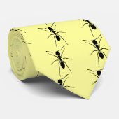 Cravate Coutume noire de jaune de motif de fourmi (Roulé)
