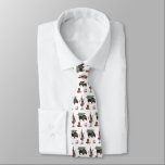 Cravate Cowboy Christmas Bison Western Buffalo Motif<br><div class="desc">Motif avec des illustrations d'un buffle portant un chapeau santa avec un arbre de Noël attaché au dos,  un cactus,  un fer à cheval et une botte de cowboy décorée d'arc festif et de poinsettias.</div>