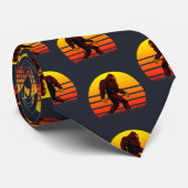 Cravate Créature folklorique Bigfoot avec un soleil coucha (Roulé)