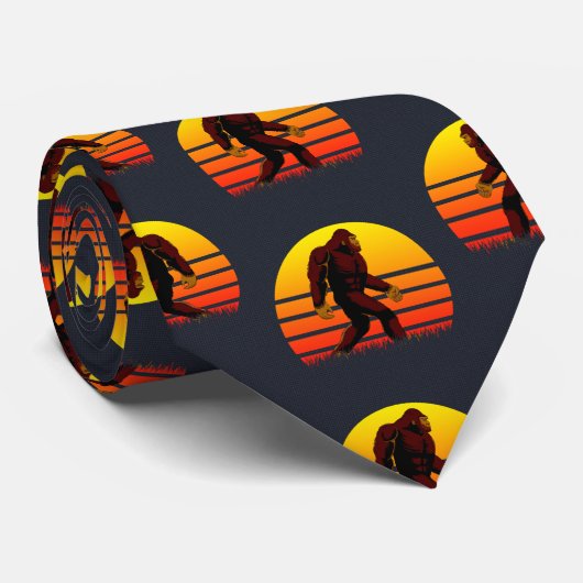 Cravate Créature folklorique Bigfoot avec un soleil coucha (Roulé)