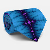 Cravate Croix pourpre de Mandelbrot de lavande sur le bleu (Roulé)