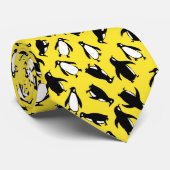 Cravate Cute black white penguin pattern yellow background (Roulé)