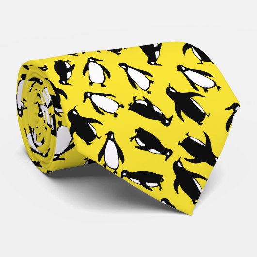Cravate Cute black white penguin pattern yellow background (Roulé)