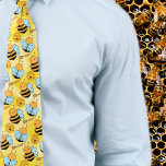 Cravate Cute Honeypeb Bee Motif<br><div class="desc">Voici notre adorable Mignonne Honeycomb Motif cravate ! L'accessoire parfait pour les amateurs d'abeilles et tous ceux qui veulent ajouter une touche de charme ludique à leur tenue. Fabriqué avec du matériel léger, il est idéal pour les occasions d'été et de printemps. Admirez le bourdonnement et égayez votre style avec...</div>