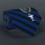 Cravate Cuvette professionnelle vétérinaire de bleu de<br><div class="desc">Une cravate personnalisée rayée bleue conçue en fonction les professionnels vétérinaires comportant la cuvette de Hygenia,  un symbole la pharmacie et à vous ou le monogramme de votre destinataire de cadeau à l'intérieur d'une guirlande d'or de faux.</div>