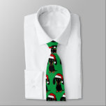 Cravate Dachshund Père Noël Noir et Tan Wiener Chien Noël<br><div class="desc">Ajoutez un peu de gaieté de vacances à votre garde-robe avec ce cravate vert festif avec un imprimé en allover d'un dachshund noir et tan portant un chapeau de Père Noël. Que vous soyez à la fête de Noël au bureau ou à un événement de vacances plus formel, ce cravate...</div>