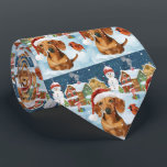 Cravate Dachshund Winter Wonderland Christmas Joy<br><div class="desc">Ce design festif reflète l'esprit joyeux de la période des fêtes, avec un adorable petit portant un chapeau de Père Noël. Le chien est niché dans un pays des merveilles hivernales, avec un bonhomme de neige, un sapin de Noël décoré et des cadeaux joliment emballés. Les flocons de neige tombent...</div>