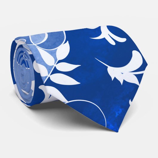 Cravate de conception de feuilles bleues et blanch (Roulé)
