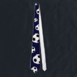 Cravate de football<br><div class="desc">Cravate bleue marine avec des balles de football partout. Idéal pour les amateurs de football ! ! !</div>