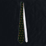 Cravate de houx<br><div class="desc">Cette cravate pointue,  comportant des images peintes à la main colorées de houx sur un fond noir,  est de fête et élégante. Quel grand cadeau pour votre papa,  ami,  ou tout autre porteur frais de cravate dans votre vie.</div>