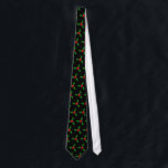 Cravate de houx<br><div class="desc">Cette cravate pointue, comportant des images peintes à la main colorées de houx sur un fond noir, est de fête et élégante. Quel grand cadeau pour votre papa, ami, ou tout autre porteur frais de cravate dans votre vie.</div>