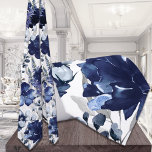Cravate de mariage Marine Poppy & Peony Garden<br><div class="desc">Cravate classique marine bleu et blanc mariage avec une aquarelle de luxe peinte en tissu de pavots bleu marine et pivoine dans un jardin argenté et bleu poussiéreux. Ce cravate floral bleu marine et blanc convient à toutes les occasions.</div>