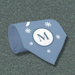 Cravate de monogramme à fleurs bleues Dusty<br><div class="desc">Une cravate de couleur bleu Dusty avec une lettre monogramme,  un design Flower Power et des ornements floraux. Personnalisez-le avec votre initial,  ou celui de votre mari ou père,  et faites un beau cadeau pour un anniversaire!</div>