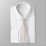 Cravate de motifs floraux aquarelle<br><div class="desc">Ce cravate présente une aquarelle peinte à la main motif floral qui s'harmonise parfaitement avec la collection Floral Ampersand mariage. Si vous voulez que tout sur votre grand jour se sente cohésif, cette cravate à motifs serait la touche parfaite ! Ou achetez-le en solo pour un look amusant et fantaisiste....</div>