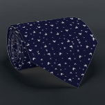 Cravate de pigeons blancs<br><div class="desc">Cravate avec pigeons volants blancs sur arrière - plan bleu foncé</div>