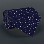 Cravate de pigeons blancs<br><div class="desc">Cravate avec pigeons volants blancs sur arrière - plan bleu foncé</div>