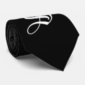 Cravate décorée d'un monogramme (Roulé)