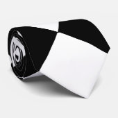 Cravate décorée d'un monogramme (Roulé)