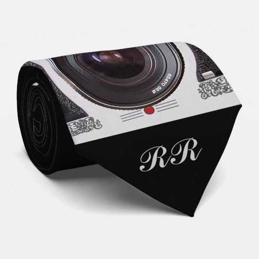 Cravate décorée d'un monogramme du rétro (Roulé)