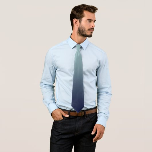 Cravate Dégradé gris-bleu. (En situation)