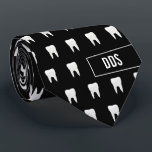 Cravate Dentaire monogramme Dental Black White Tooth<br><div class="desc">Vous,  votre personnel et vos clients allez adorer ça. Personnalisez ceci avec votre monogramme de trois lettres ou votre accréditation médicale. Un motif molaire noir et blanc saisissant est parfait pour votre dentiste ou bureau orthodontiste.</div>