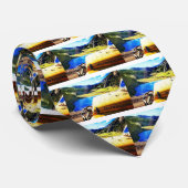 Cravate Dessus d'une jeep jaune avec des montagnes (Roulé)