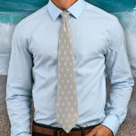 Cravate Dollar Dollar De Sable Léger Motif<br><div class="desc">Cravate à motif de sable de couleur taupe clair. Les dollars de sable blanc font un petit motif sur une couleur gris-marron, et est parfait pour un marié de plage et / ou ses groomsmen. Le design est subtil et la plage avec une palette neutre qui correspondra à n'importe quel...</div>