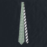 Cravate Dominos blancs avec points noirs sur motif vert<br><div class="desc">Des illustrations simples dessinées à la main de dominos en blanc avec impression noire ou des points sur eux sont disposées en motif contre un arrière - plan vert sur cette cravate. Il est parfait pour tous ceux qui aiment jouer aux dominos et autres jeux.</div>