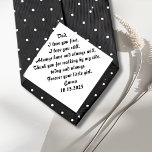 Cravate Don du père de la mariée de la mariée<br><div class="desc">Le jour de votre mariage, rappelez-vous avec votre père de l'adorable petit qu'il a été en lui donnant cette cravate personnalisée du père de la mariée avec un message personnalisé avec votre nom et votre date de mariage. Entrez le nom et la date à imprimer dans une section customisée. Alternativement,...</div>