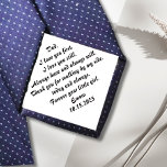 Cravate Don du père de la mariée de la mariée<br><div class="desc">Le jour de votre mariage, rappelez-vous avec votre père de l'adorable petit qu'il a été en lui donnant cette cravate personnalisée du père de la mariée avec un message personnalisé avec votre nom et votre date de mariage. Entrez le nom et la date à imprimer dans une section customisée. Alternativement,...</div>