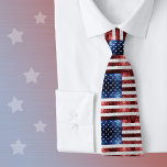 Cravate drapeau américain rouge blanc brillant parties sci<br><div class="desc">Faux cadeau pétillant pour elle. L'Amérique pétillante 4 juillet des étoiles blanches brillantes et des rayures étincelantes. Drapeau féconde des USA en parties scintillant de faux brillants rouge,  blanc et bleu. Nous utilisons la photo de parties scintillant pétillante !</div>