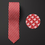 Cravate Drapeau du Motif des Tonga<br><div class="desc">Le Motif Tonga Flag Necktie met en valeur les couleurs nationales du pays de loin en utilisant un design intelligent et en angle. Après un examen plus attentif,  le motif reproductible et transparent de minuscules drapeaux présente la bannière nationale du pays d'une manière esthétique et agréable.</div>