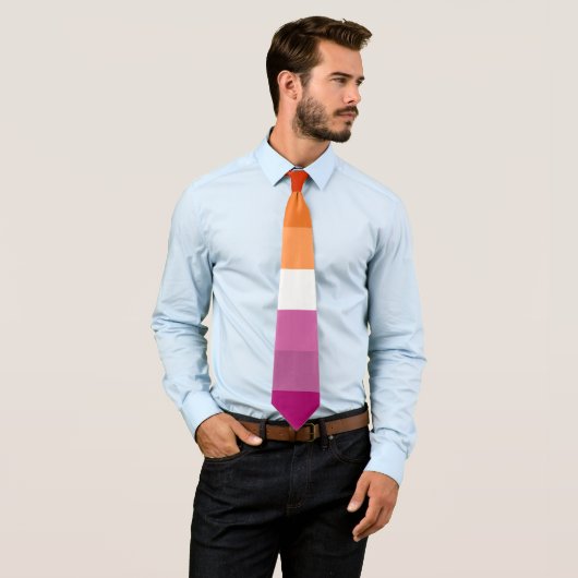 Cravate Drapeau lesbien Orange rose Fuchsia rayé LGBT (En situation)