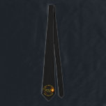 Cravate Éclipse solaire totale le 2 juillet 2019 Amérique<br><div class="desc">Soyez prêt pour grande toute l'éclipse solaire sud-américaine ayant lieu le 2 juillet 2019. Cette cravate fraîche peut être customisée avec une ville, le pays ou votre propre texte fait sur commande. Changez facilement le texte de dessus et de bas aussi. Les caractéristiques de conception une silhouette foncée de la...</div>