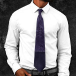 Cravate Eggplant Romance | Purple Satin Grunge Rose Damask<br><div class="desc">Art unique portable de la collection "Midnight Romance : Til Death Us Part" ! Grunge inspiré des années 90, avec damas en rose satiné, velours luxueux et faux parties scintillant dans des tons sombres et sombres de bijoux et de teintes sombres. La texture vintage unisex mélangée de 1990, moyenne et...</div>