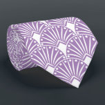 Cravate Elégant Art Déco Blanc Sur Lavender Arrière - plan<br><div class="desc">Vous pouvez changer l'élégant motif art déco blanc transparent sur l'arrière - plan lavande en changeant la couleur arrière - plan.</div>
