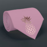 Cravate élégant chick clair rose or tropical ananas<br><div class="desc">Design minimaliste et élégant représentant l'ananas en or faux rose sur un arrière - plan rose poussiéreux.</div>