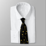 Cravate Elégant Golfeur Motif Noir Et Or<br><div class="desc">Motif de golf minimal en or avec clubs, balles et drapeaux pour les joueurs de golf. Cadeau pour club de golf, golfeur, golfeur, équipe, entraîneur. Monochrome doré moderne tendance noir et blanc golfeur golfeur joueur de golf cadeau motif décoration maison, serviettes, ... Élégant, classique cravate de couleur noire avec motif...</div>