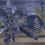 Cravate Elégant Mariage bleu et or Fern Leaf<br><div class="desc">Une élégante aquarelle bleu marine mottée peint arrière - plan avec cravate mariage de fougères dorées.</div>