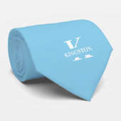 Cravate Élégant Monogramme + Nom Bleu Ciel (Roulé)