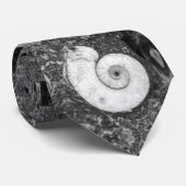 Cravate en pierre fossile d'Ammonite (Roulé)