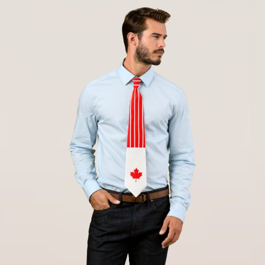 Cravate Érable canadien sur rayure fine rouge et blanche (En situation)