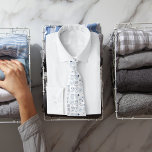 Cravate Fête de Noël blanc bleu tricoté vêtements d'hiver<br><div class="desc">Arrière - plan blanc avec un motif en bleu de mitaines tricotées,  chaussettes et haricots.</div>