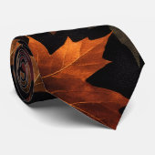 Cravate Feuilles d'automne tombées Fond noir (Roulé)
