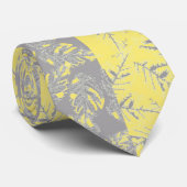 Cravate Feuilles gris et jaunes sur un arrière - plan rayé (Roulé)