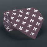Cravate Fleur de Lis Motif Mauve foncé violet<br><div class="desc">Ce design présente une fleur de lis française traditionnelle en motif blanc sur un arrière - plan mauve violet foncé. Idéal pour les groomsmen dans un mariage mauve ou violet.</div>